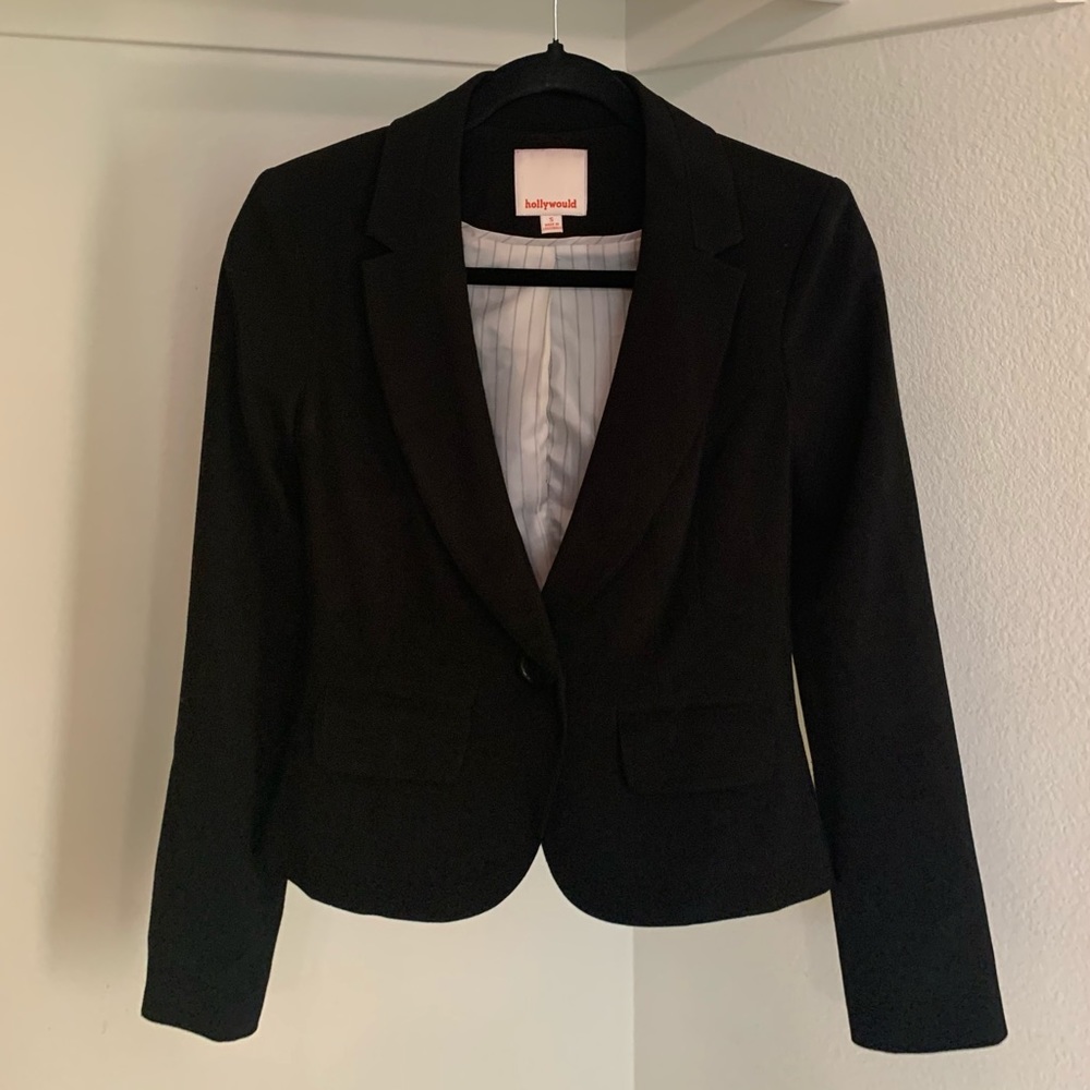 Small black fitted blazer